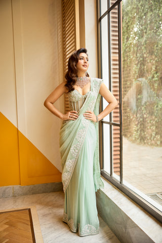 Raashi Khanna in Evaya saree set