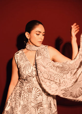 Mrunal Thakur in Luna Kurta Set